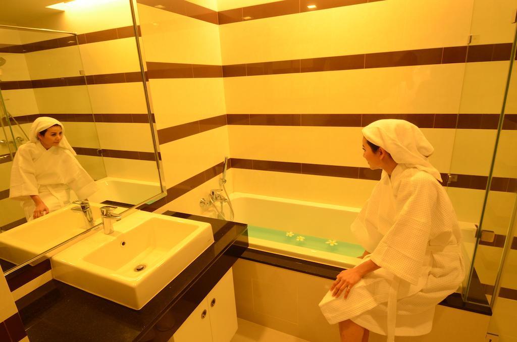 Beverly 33 By Aspira Bangkok Esterno foto