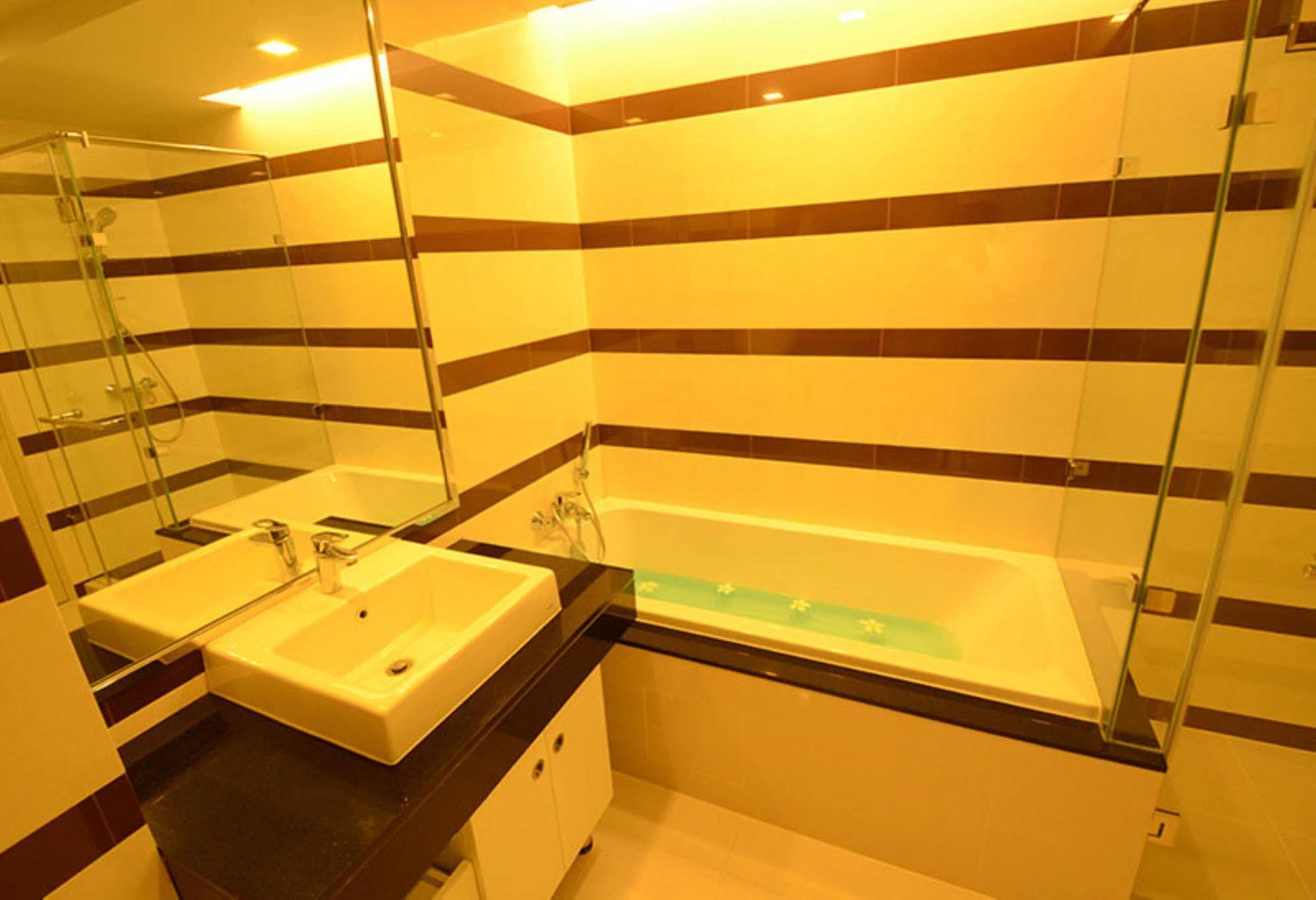 Beverly 33 By Aspira Bangkok Esterno foto
