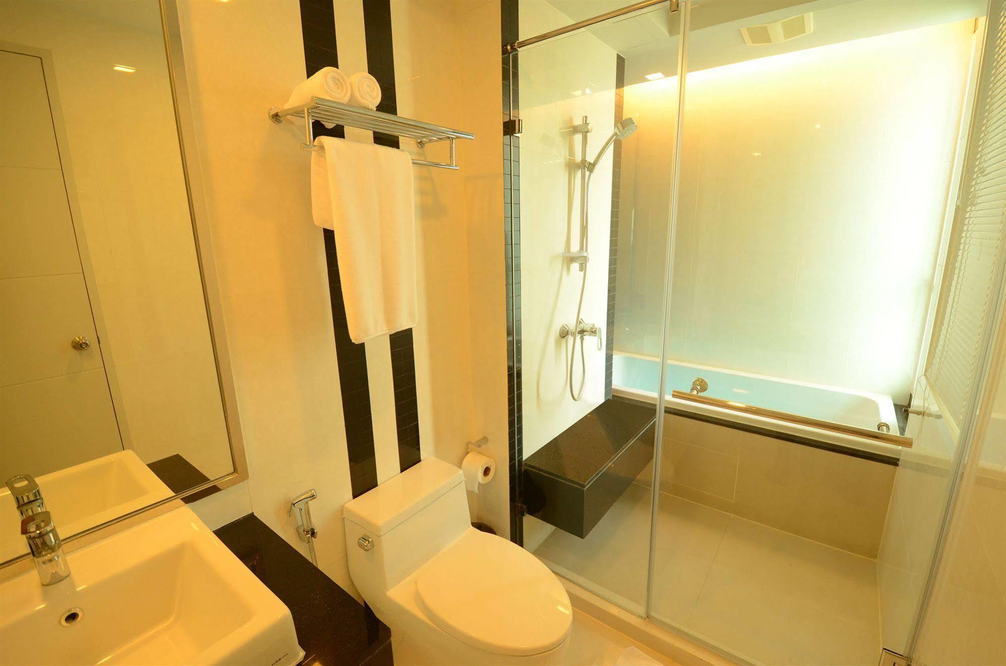 Beverly 33 By Aspira Bangkok Esterno foto