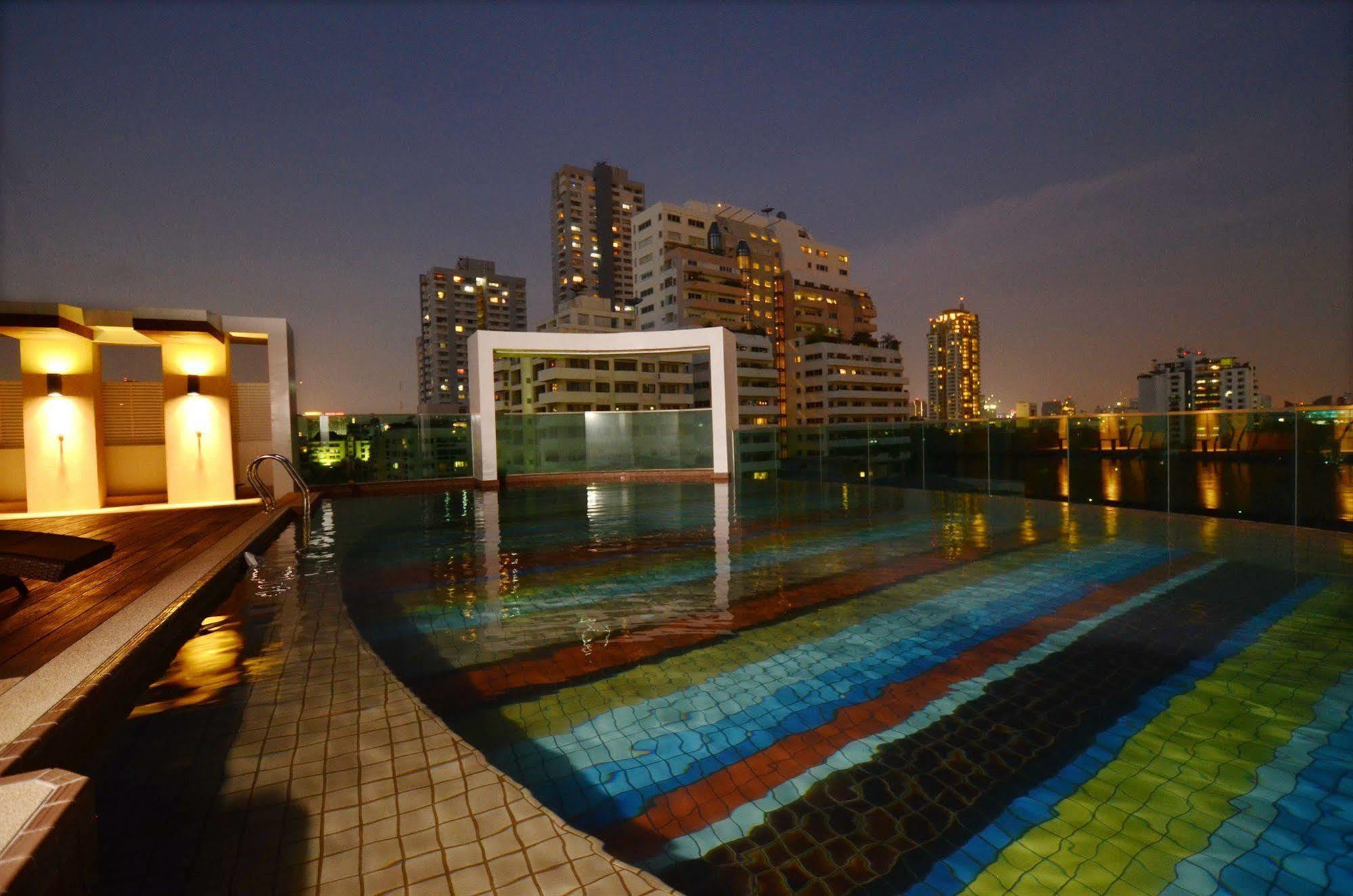 Beverly 33 By Aspira Bangkok Esterno foto