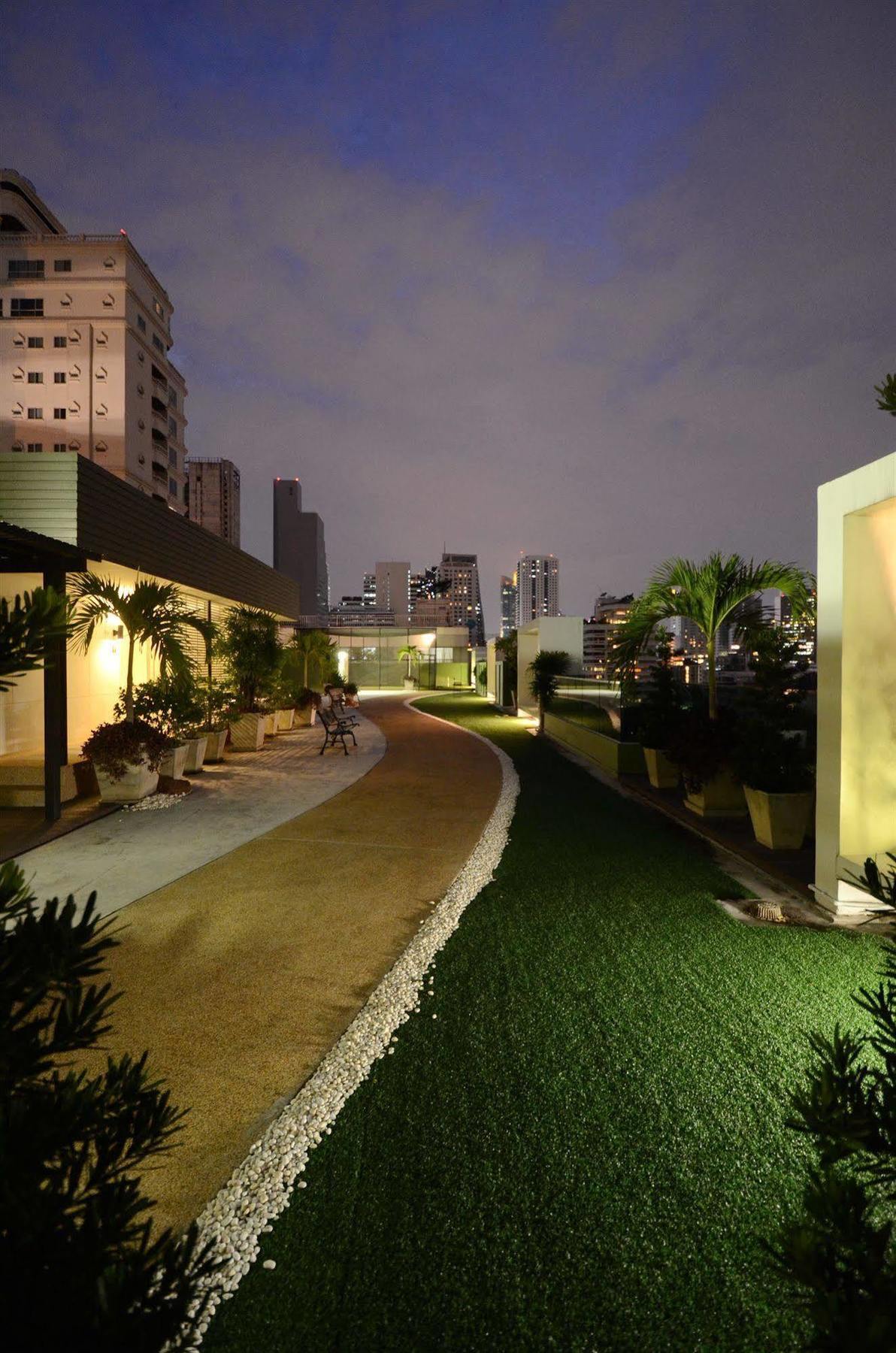 Beverly 33 By Aspira Bangkok Esterno foto