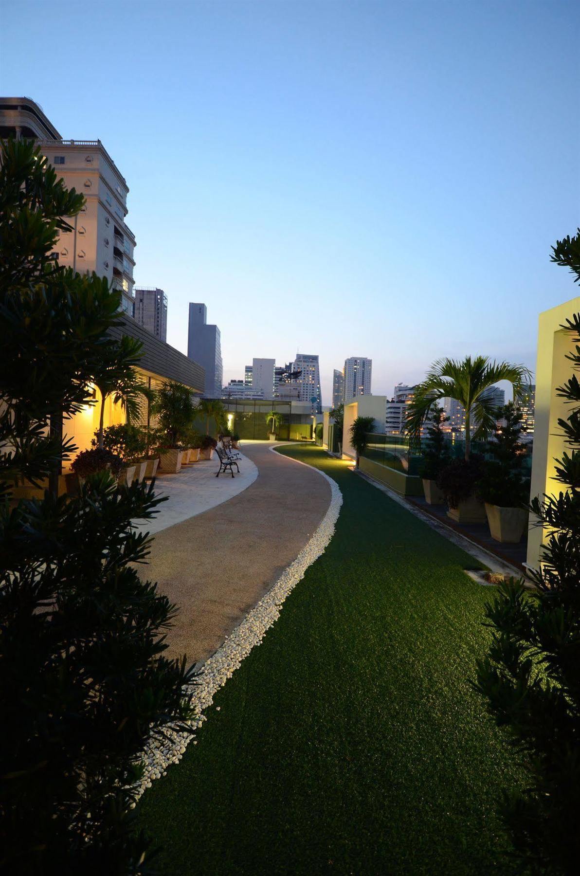 Beverly 33 By Aspira Bangkok Esterno foto